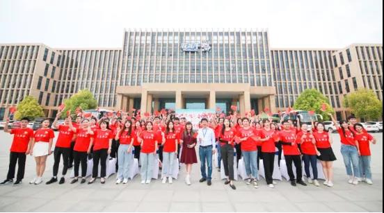 做白色的牛奶，創(chuàng)紅色的企業(yè)，花花牛乳業(yè)集團青春歌會慶祝建黨100周年