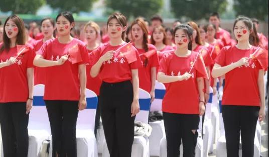 做白色的牛奶，創(chuàng)紅色的企業(yè)，花花牛乳業(yè)集團青春歌會慶祝建黨100周年