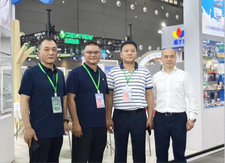 花花牛乳業(yè)集團(tuán)黨委書記、董事長唐洪峰一行參加中國乳制品工業(yè)協(xié)會第三十次年會暨2024中國（國際）乳業(yè)技術(shù)博覽會