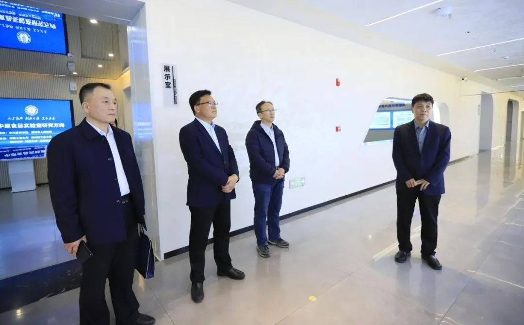花花牛乳業(yè)集團(tuán)黨委書記、董事長唐洪峰一行赴中原食品實(shí)驗(yàn)室同中國工程院院士、中原食品實(shí)驗(yàn)室主任任發(fā)政座談交流
