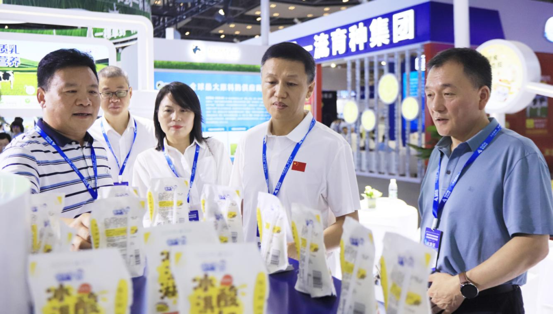 啟航新征程 點亮新賽道丨花花牛乳業(yè)集團參加第十四屆中國奶業(yè)大會暨D20峰會，榮獲“中國乳制品生產企業(yè)現(xiàn)代化等級5A級”評定殊榮