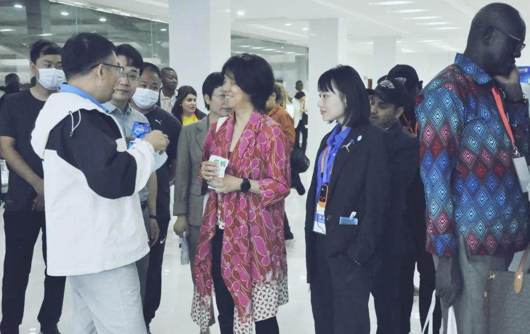 北京大學(xué)南南合作與發(fā)展學(xué)院教授、全球伙伴關(guān)系主任周詠梅一行蒞臨花花牛平輿瑞亞牧業(yè)參觀調(diào)研