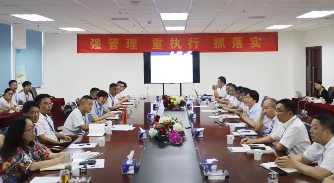 勇?lián)姑な卣齽?chuàng)新｜花花牛乳業(yè)集團召開營銷、養(yǎng)殖及飼料月度經(jīng)營工作會議