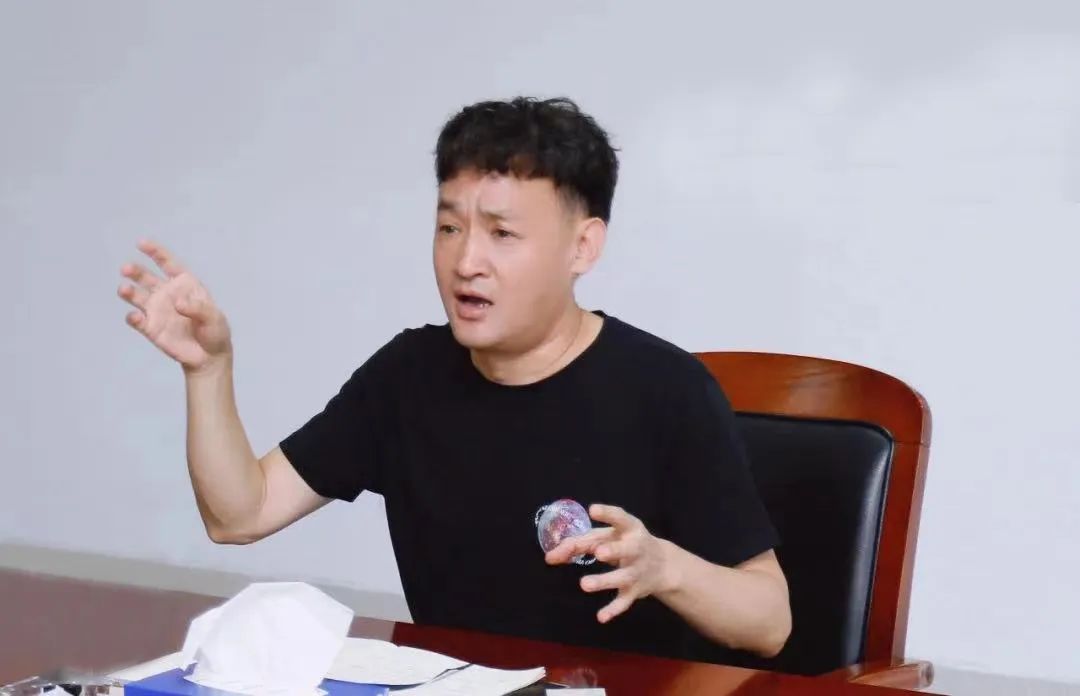 勇?lián)姑な卣齽?chuàng)新｜花花牛乳業(yè)集團召開營銷、養(yǎng)殖及飼料月度經(jīng)營工作會議