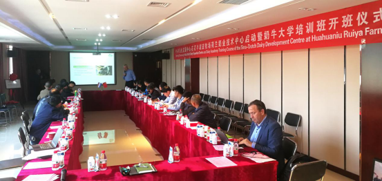 中原地區(qū)首個“荷蘭奶業(yè)技術(shù)中心”落戶花花牛 ——中荷奶業(yè)發(fā)展中心和河南花花牛攜手助力中國奶業(yè)發(fā)展