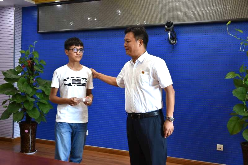 花花牛濟(jì)困解難，助力學(xué)子圓夢(mèng)香江