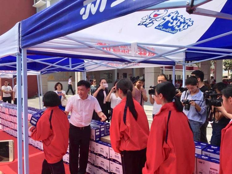 “健康中原，牛奶伴您行——花花牛乳業(yè)集團2018中國小康牛奶行動” 公益助學啟動儀式隆重舉行
