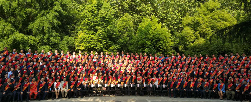 河南花花牛乳業(yè)集團(tuán)股份有限公司阮曉琦、王曉龍榮獲“鄭州市勞動(dòng)模范”榮譽(yù)稱(chēng)號(hào)