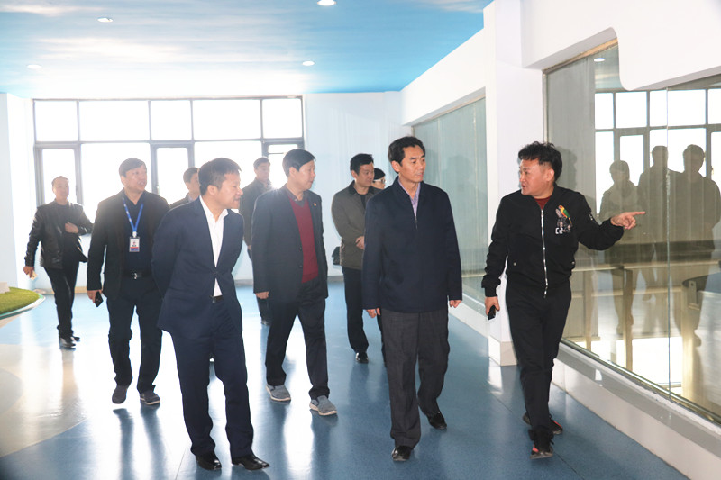 封丘縣縣長(zhǎng)王獻(xiàn)臣一行蒞臨 花花牛集團(tuán)養(yǎng)殖、乳品事業(yè)部參觀調(diào)研