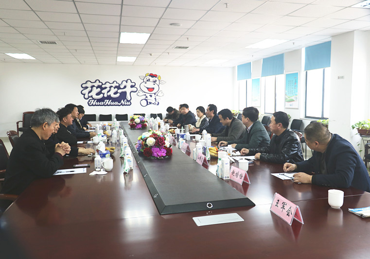封丘縣縣長(zhǎng)王獻(xiàn)臣一行蒞臨 花花牛集團(tuán)養(yǎng)殖、乳品事業(yè)部參觀調(diào)研