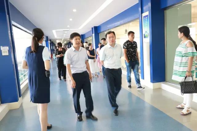 河南省食品安全座談會(huì)暨百場(chǎng)食安講座進(jìn)校園啟動(dòng)儀式在花花牛舉行 河南省食品安全座談會(huì)暨百場(chǎng)食安講座進(jìn)校園啟動(dòng)儀式在花花牛舉行