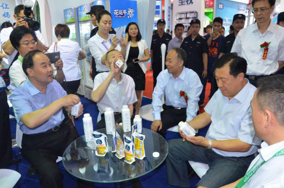 花花牛牛氣沖天！農(nóng)業(yè)部長(zhǎng)品嘗“領(lǐng)暢”點(diǎn)贊，又獲國(guó)際奶業(yè)平臺(tái)青睞