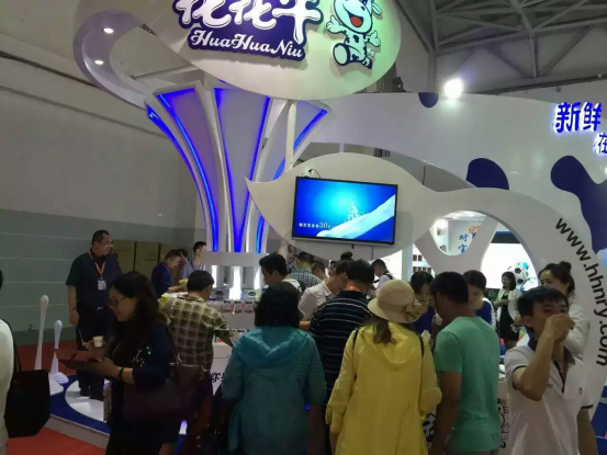 花花牛牛氣沖天！農(nóng)業(yè)部長(zhǎng)品嘗“領(lǐng)暢”點(diǎn)贊，又獲國(guó)際奶業(yè)平臺(tái)青睞