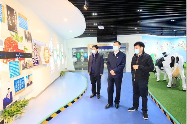河南省委農(nóng)辦主任、農(nóng)業(yè)農(nóng)村廳廳長(zhǎng)申延平一行調(diào)研河南花花牛乳業(yè)集團(tuán)