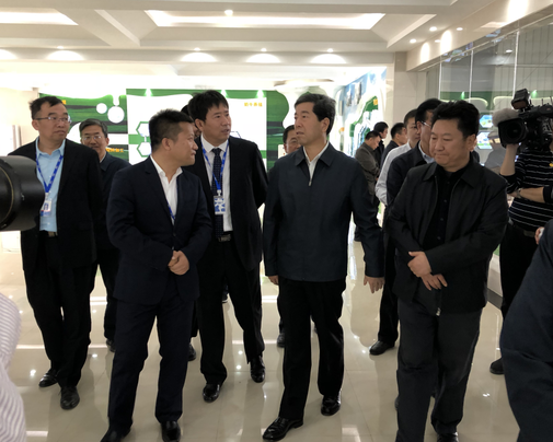 河南省委副書記、省長(zhǎng)陳潤(rùn)兒一行蒞臨 花花牛集團(tuán)魯山瑞亞牧業(yè)有限公司視察調(diào)研