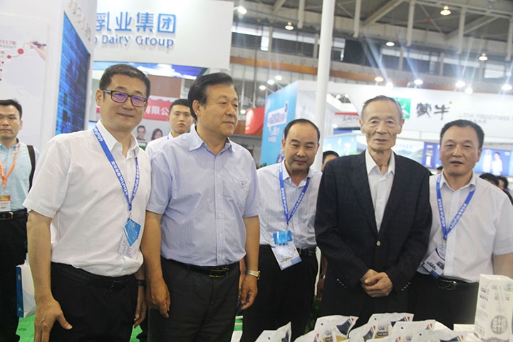花花牛亮相第八屆中國奶業(yè)大會，又獲農(nóng)業(yè)部長一聲贊！