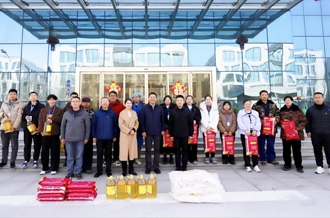 新春佳節(jié)暖人心 堅守一線顯擔(dān)當(dāng) ——河南農(nóng)業(yè)投資集團(tuán)黨委委員、副總經(jīng)理兼花花牛乳業(yè)集團(tuán)黨委書記、董事長張峰慰問花花牛乳業(yè)在崗員工